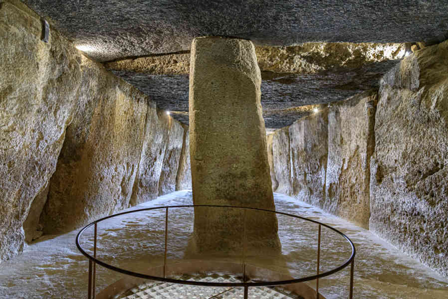 Málaga - Antequera 47 - Dólmenes de Antequera - Dolmen de Menga.jpg